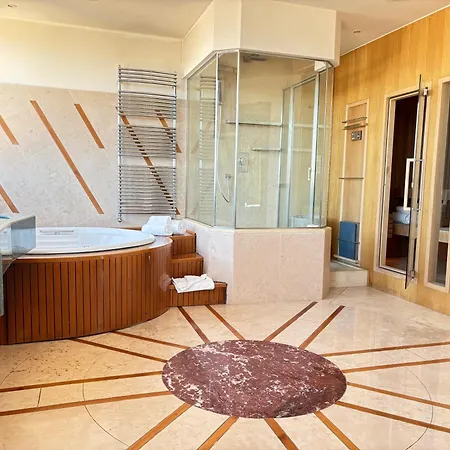 Luxury And Wellness Penthouse With Jacuzzi & Sauna *