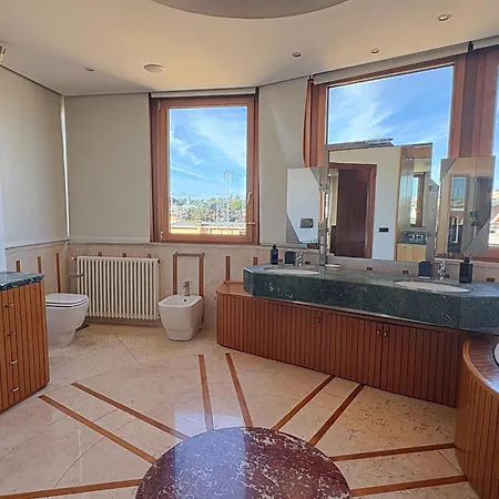 Luxury And Wellness Penthouse With Jacuzzi & Sauna